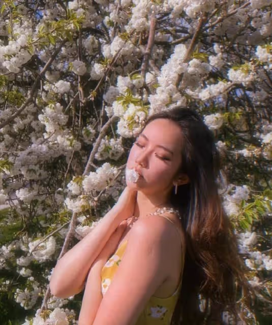 前TVB男星女兒樣貌清純激似韓星允兒,曬超低胸美照女人味十足