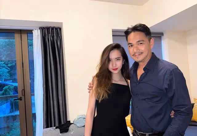 前TVB男星女兒樣貌清純激似韓星允兒,曬超低胸美照女人味十足