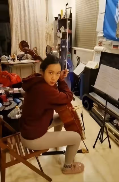前TVB男星女兒樣貌清純激似韓星允兒,曬超低胸美照女人味十足
