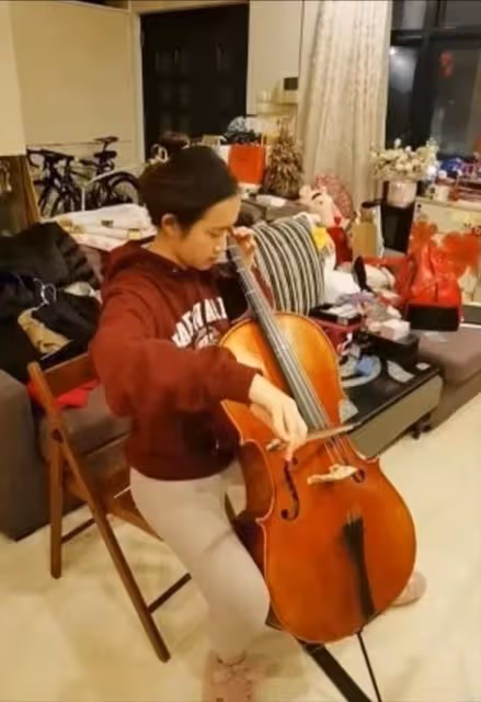 前TVB男星女兒樣貌清純激似韓星允兒,曬超低胸美照女人味十足