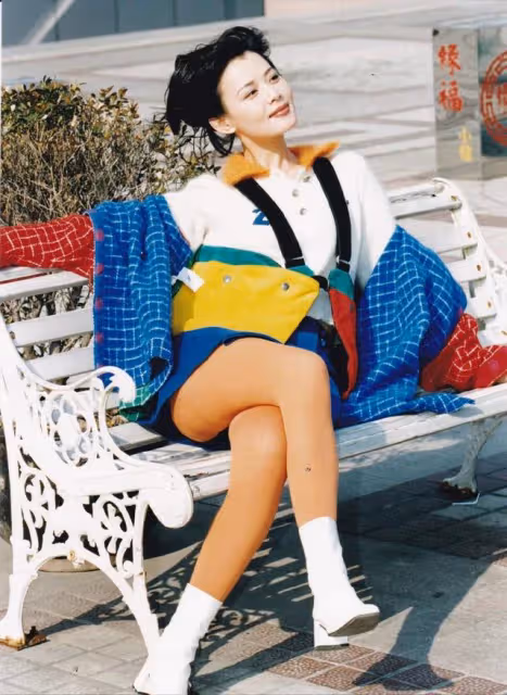 前TVB男星女兒樣貌清純激似韓星允兒,曬超低胸美照女人味十足