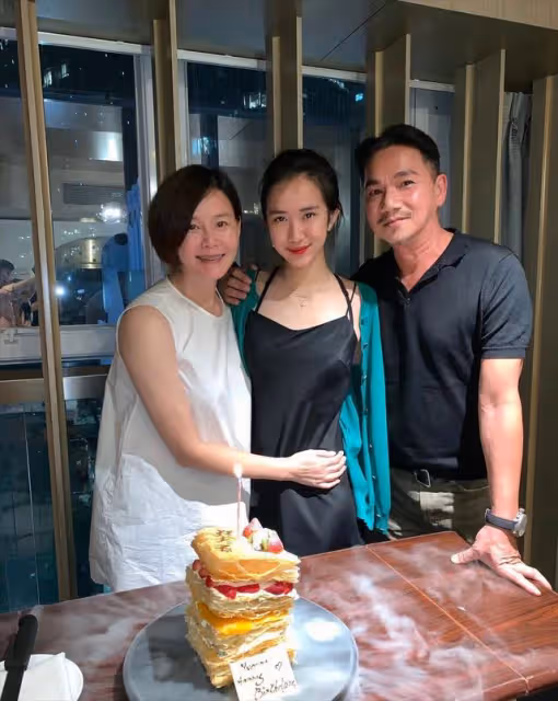 前TVB男星女兒樣貌清純激似韓星允兒,曬超低胸美照女人味十足