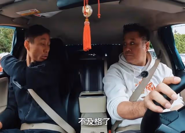 53歲港星參加內地模擬駕考！超20年駕齡，挑戰2次倒車入庫不合格