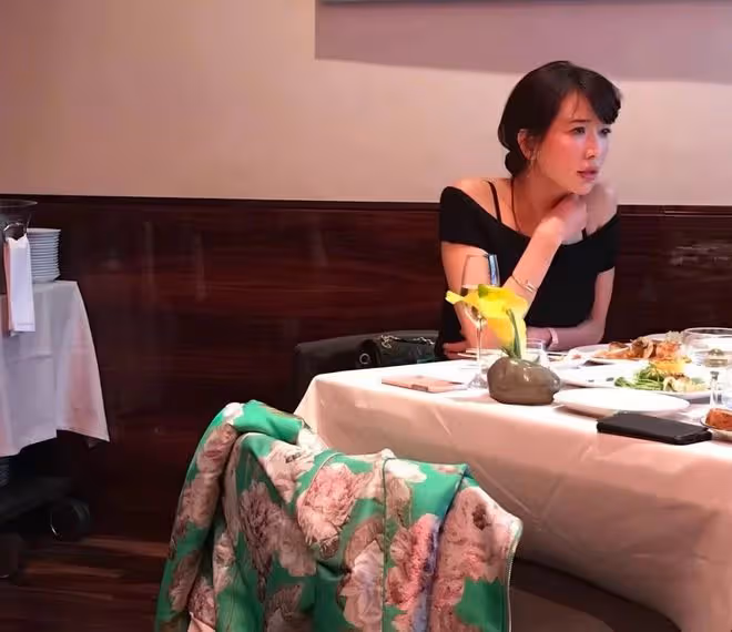 林志玲在紐約高檔餐廳被偶遇，47歲膚白貌美，戴9萬元手鐲露鎖骨