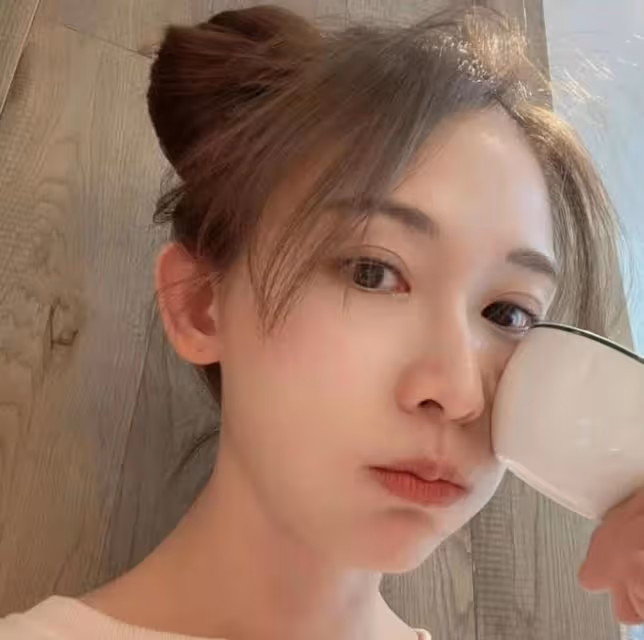林志玲在紐約高檔餐廳被偶遇，47歲膚白貌美，戴9萬元手鐲露鎖骨