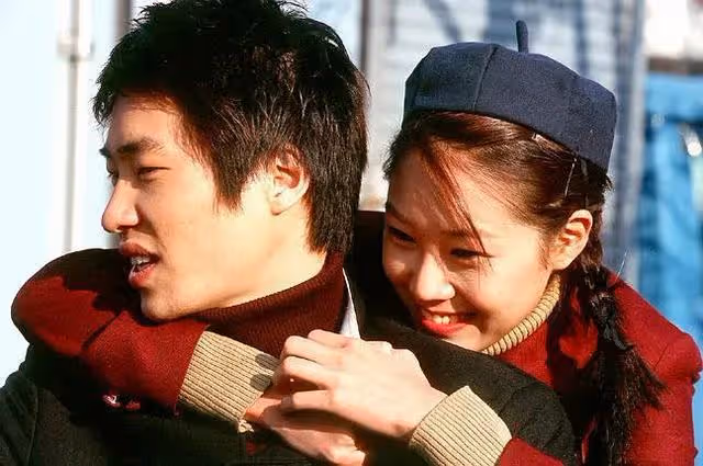 她是男神收割機，42歲的她和小十歲的年下男交往，網友：酷斃了