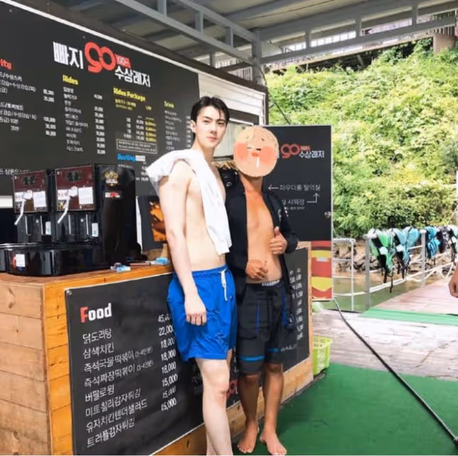 吳世勛水上樂園遊玩照曝光，皮膚白到發光，像人形立牌