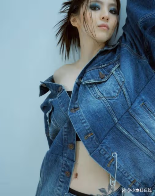 韓素希腰際刺青公開！曾因手臂刺青備受批評，含義曝光：因為奶奶
