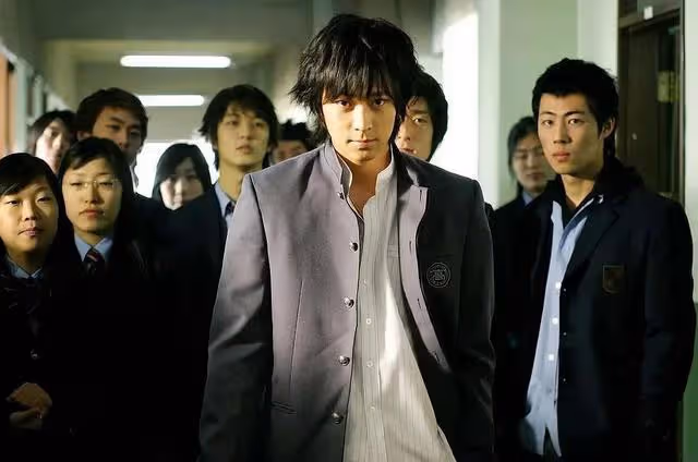 41歲韓男星姜棟元狀態太差,唇色發白沒有眉毛,發布會上穿增高鞋