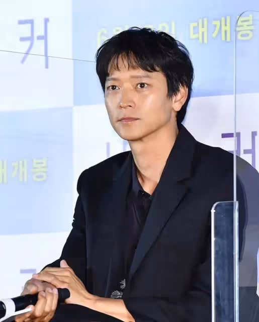 41歲韓男星姜棟元狀態太差,唇色發白沒有眉毛,發布會上穿增高鞋