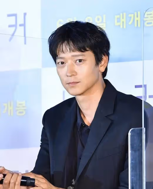 41歲韓男星姜棟元狀態太差,唇色發白沒有眉毛,發布會上穿增高鞋