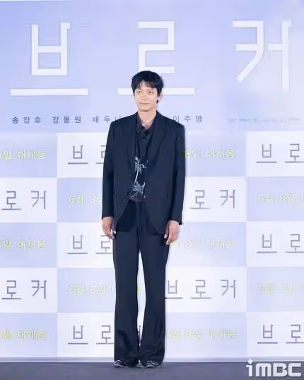 41歲韓男星姜棟元狀態太差,唇色發白沒有眉毛,發布會上穿增高鞋