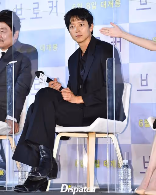 41歲韓男星姜棟元狀態太差,唇色發白沒有眉毛,發布會上穿增高鞋
