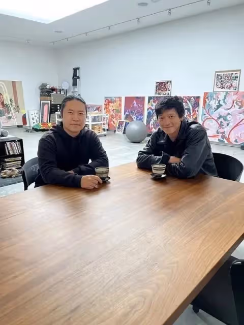 41歲韓男星姜棟元狀態太差,唇色發白沒有眉毛,發布會上穿增高鞋