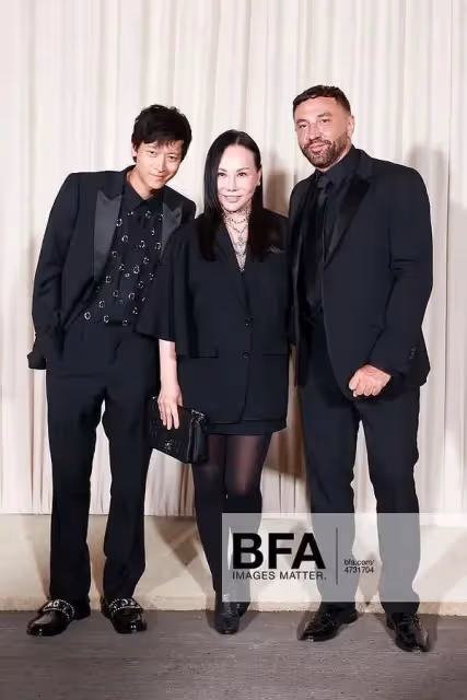 41歲韓男星姜棟元狀態太差,唇色發白沒有眉毛,發布會上穿增高鞋