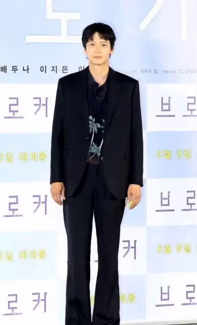 41歲韓男星姜棟元狀態太差,唇色發白沒有眉毛,發布會上穿增高鞋