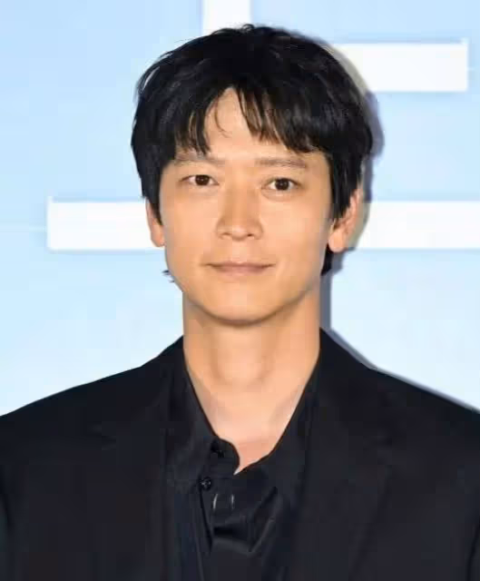 41歲韓男星姜棟元狀態太差,唇色發白沒有眉毛,發布會上穿增高鞋