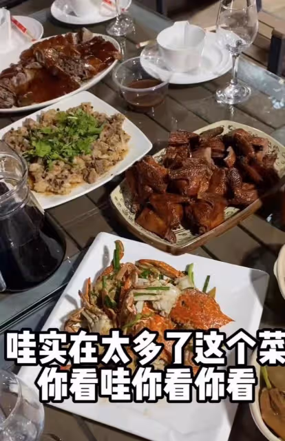 64歲港星來內地拍戲,劇組伙食曝光,網友:比香港飯堂好多了