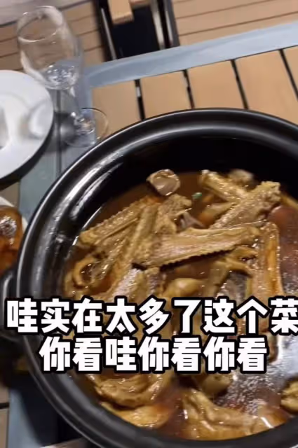 64歲港星來內地拍戲,劇組伙食曝光,網友:比香港飯堂好多了