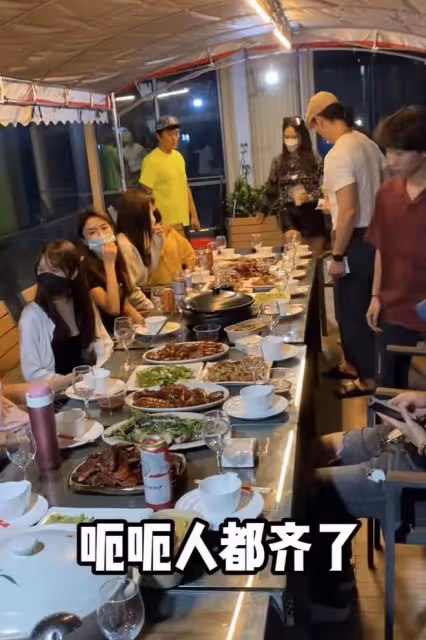 64歲港星來內地拍戲,劇組伙食曝光,網友:比香港飯堂好多了