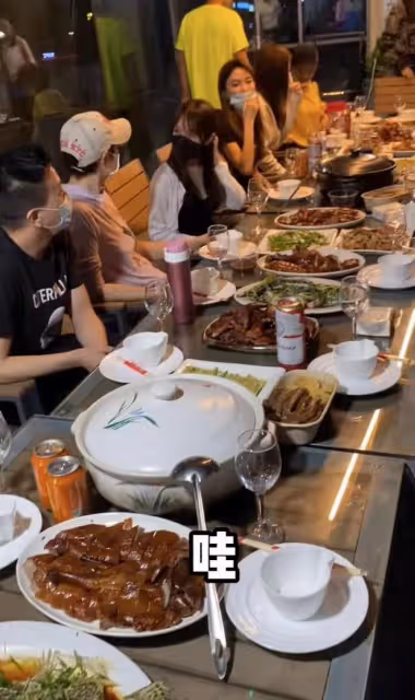 64歲港星來內地拍戲,劇組伙食曝光,網友:比香港飯堂好多了