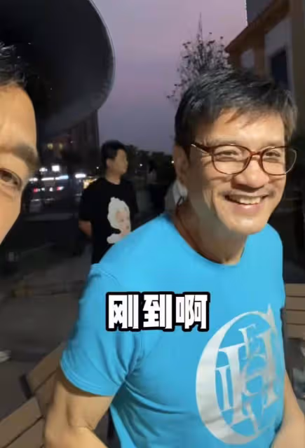 64歲港星來內地拍戲,劇組伙食曝光,網友:比香港飯堂好多了