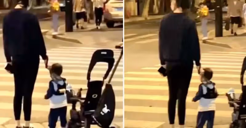 奚夢瑤帶兒子散步，1歲兒子腦袋圓潤頭髮茂密，邁步走路腿長驚人，網：繼承媽媽的優點了
