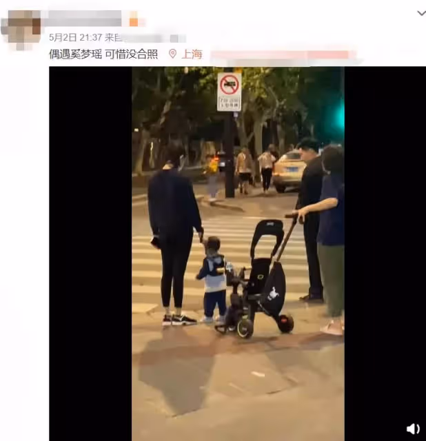 奚夢瑤帶兒子散步,1歲兒子腦袋圓潤頭髮茂密,邁步走路腿長驚人,網:繼承媽媽的優點了