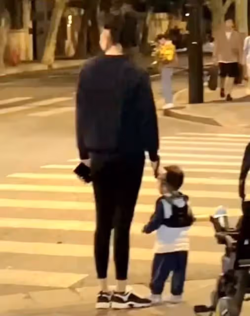 奚夢瑤帶兒子散步,1歲兒子腦袋圓潤頭髮茂密,邁步走路腿長驚人,網:繼承媽媽的優點了