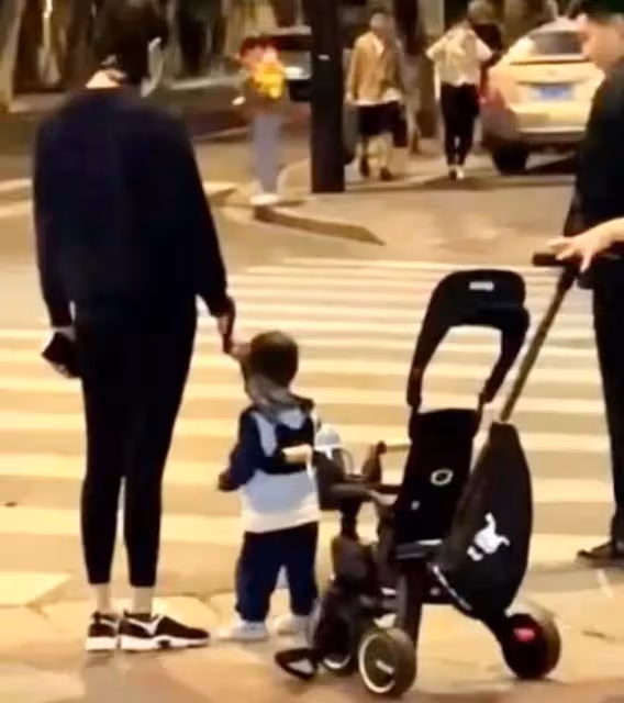 奚夢瑤帶兒子散步,1歲兒子腦袋圓潤頭髮茂密,邁步走路腿長驚人,網:繼承媽媽的優點了
