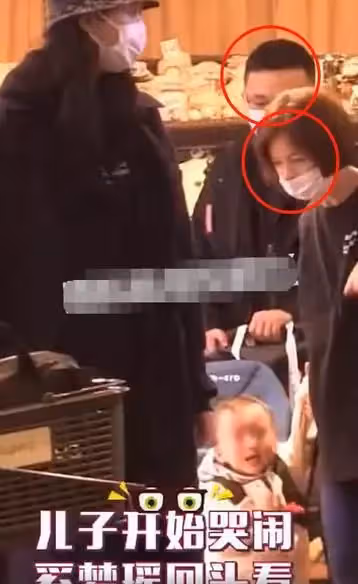 奚夢瑤帶兒子散步,1歲兒子腦袋圓潤頭髮茂密,邁步走路腿長驚人,網:繼承媽媽的優點了
