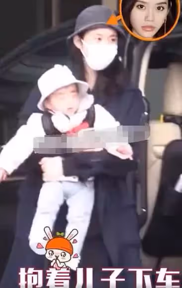 奚夢瑤帶兒子散步,1歲兒子腦袋圓潤頭髮茂密,邁步走路腿長驚人,網:繼承媽媽的優點了