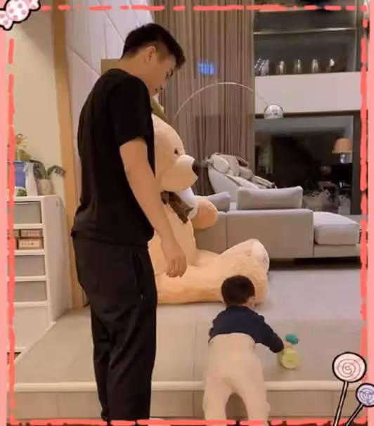 奚夢瑤帶兒子散步,1歲兒子腦袋圓潤頭髮茂密,邁步走路腿長驚人,網:繼承媽媽的優點了