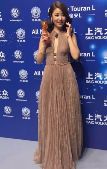 45歲林心如好大膽,穿「挖空裙」不懼被拍大秀好身材,配齊肩卷髮性感嫵媚,網:霍建華哭暈在廁所