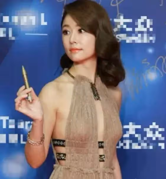 45歲林心如好大膽,穿「挖空裙」不懼被拍大秀好身材,配齊肩卷髮性感嫵媚,網:霍建華哭暈在廁所