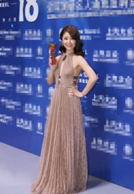 45歲林心如好大膽,穿「挖空裙」不懼被拍大秀好身材,配齊肩卷髮性感嫵媚,網:霍建華哭暈在廁所