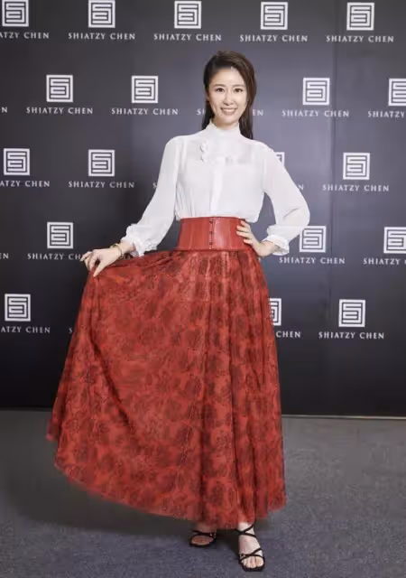 45歲林心如好大膽,穿「挖空裙」不懼被拍大秀好身材,配齊肩卷髮性感嫵媚,網:霍建華哭暈在廁所