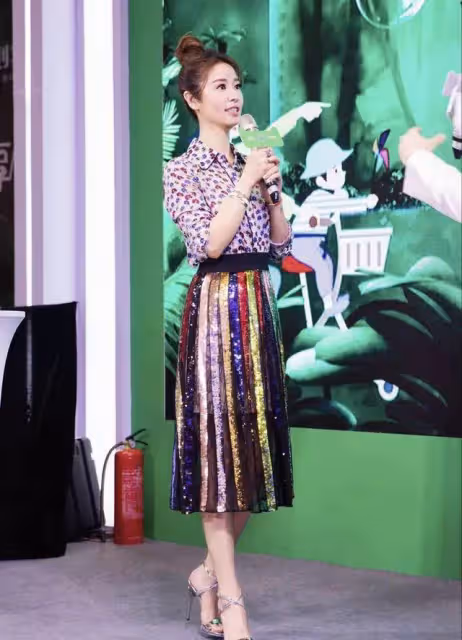 45歲林心如好大膽,穿「挖空裙」不懼被拍大秀好身材,配齊肩卷髮性感嫵媚,網:霍建華哭暈在廁所