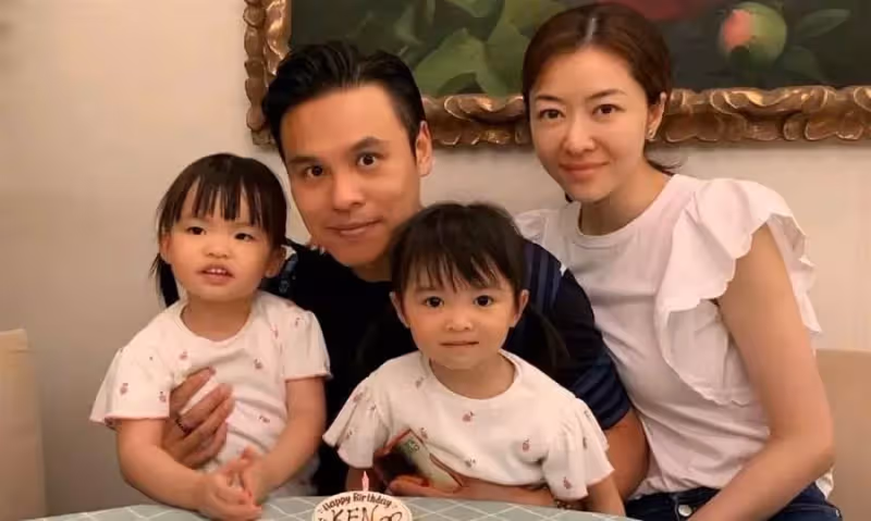 熊黛林曬女兒,雙胞胎鏡頭前玩親親,同穿背帶褲差距大,妹妹個高五官像爸太吃虧,網:越長越不像了