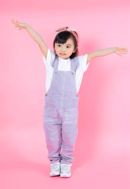 熊黛林曬女兒,雙胞胎鏡頭前玩親親,同穿背帶褲差距大,妹妹個高五官像爸太吃虧,網:越長越不像了