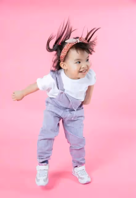 熊黛林曬女兒,雙胞胎鏡頭前玩親親,同穿背帶褲差距大,妹妹個高五官像爸太吃虧,網:越長越不像了