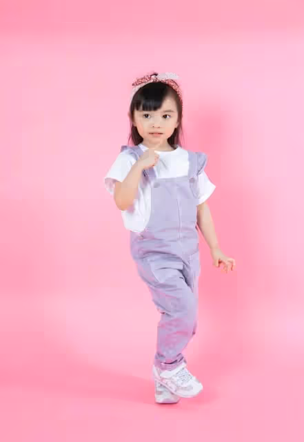 熊黛林曬女兒,雙胞胎鏡頭前玩親親,同穿背帶褲差距大,妹妹個高五官像爸太吃虧,網:越長越不像了