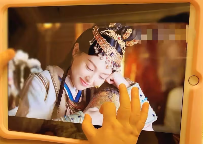 唐嫣曬8個月大女兒曝光,小肉手比心出鏡,和唐嫣膚色對比明顯,複出後4次提女兒遭質疑