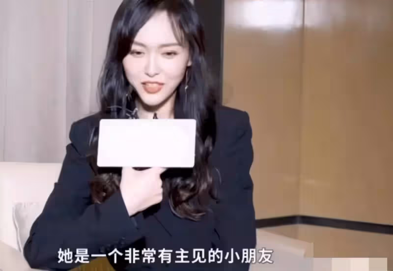 唐嫣曬8個月大女兒曝光,小肉手比心出鏡,和唐嫣膚色對比明顯,複出後4次提女兒遭質疑