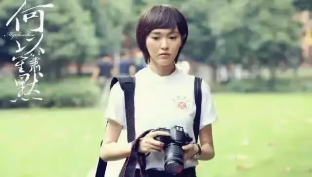 唐嫣曬8個月大女兒曝光,小肉手比心出鏡,和唐嫣膚色對比明顯,複出後4次提女兒遭質疑