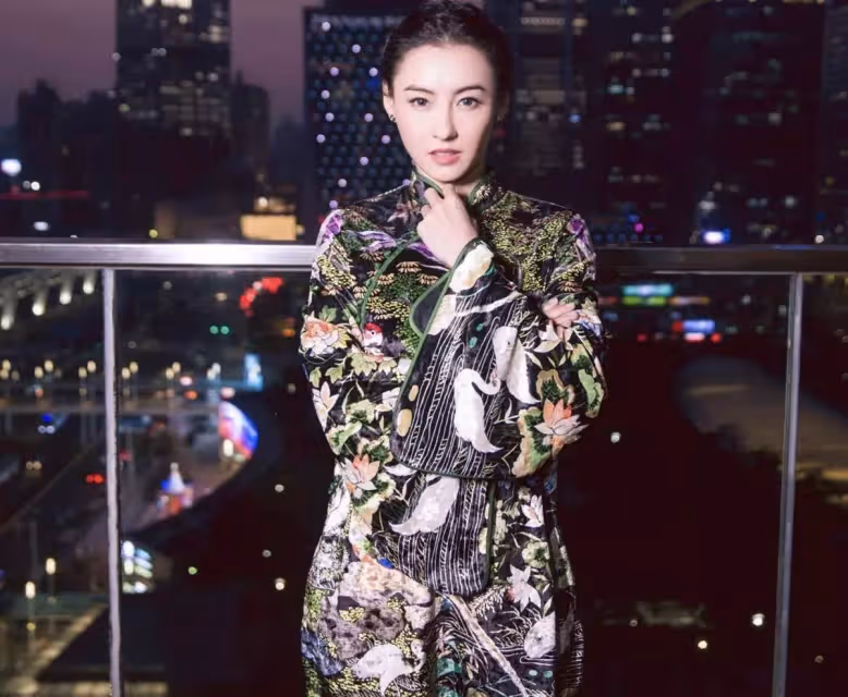 張柏芝曬13歲大兒子腹肌，近照比媽媽還高，被贊最帥星二代，網：跟謝霆鋒太像了