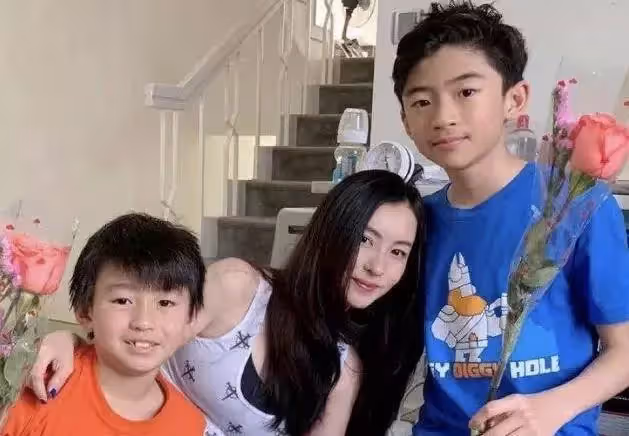 張柏芝曬13歲大兒子腹肌，近照比媽媽還高，被贊最帥星二代，網：跟謝霆鋒太像了