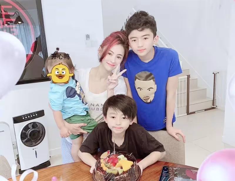 張柏芝曬13歲大兒子腹肌,近照比媽媽還高,被贊最帥星二代,網:跟謝霆鋒太像了