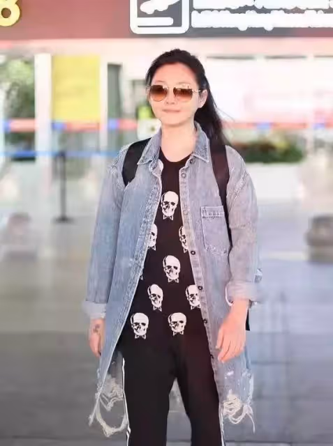 大S罕見走機場,牛仔配馬尾遮不住阿姨感,腰身圓潤臉真圓,網:真的老