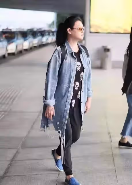 大S罕見走機場,牛仔配馬尾遮不住阿姨感,腰身圓潤臉真圓,網:真的老